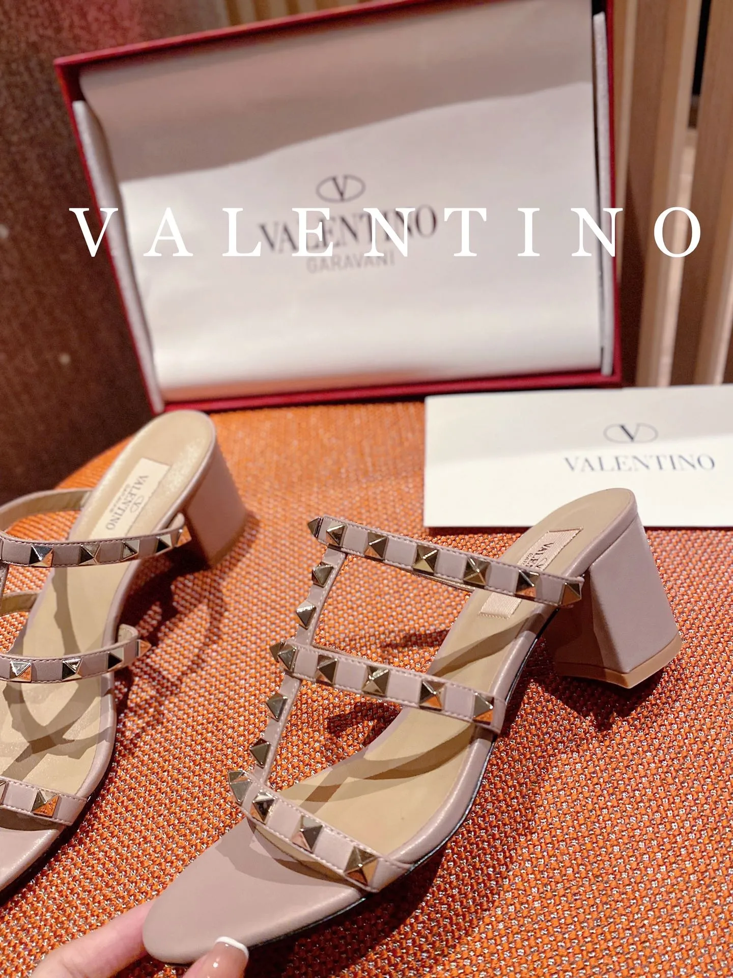👟👟Ex-factory price 440🌈🌈 Women's shoes, women's clothing, high-end quality 𝑉𝐴𝐿𝐸𝑁𝑇𝐼𝑁𝑂 Valentino ♡ͥ | Level🔍 The classic King flip flops are also so beautiful. The textured hardware brings out a full sense of luxury. After putting it on my feet, I was shocked that my feet looked slimmer! The new season lives up to expectations! Worth buying ★Imported cowhide is absolutely high-grade ❥Original method is absolutely sensual ❥Elegant style creates a different feeling🙈 Simple temperament style!  ♡ show bdetails ———————————— ⊿▸: Size｜35-40 (customized at 40.41.42) ⊿▸: Material｜Imported cowhide ⊿▸: Material | Padded sheepskin ⊿▸: Material | Italian🇮🇹 genuine leather outsole ⊿▸: Heel height｜6cm